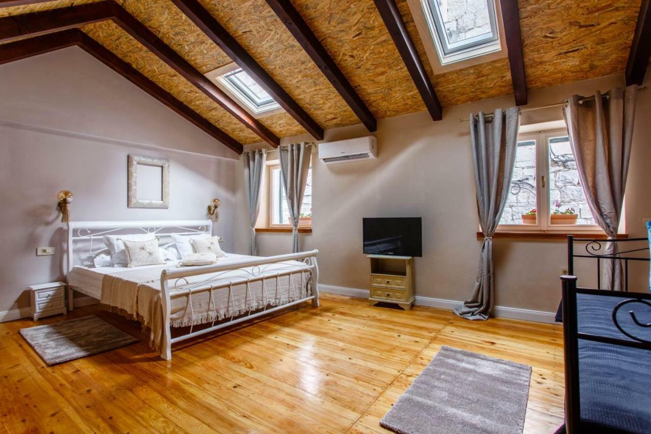 House "Anno 1881"-Center Of Split Apartment Exterior photo